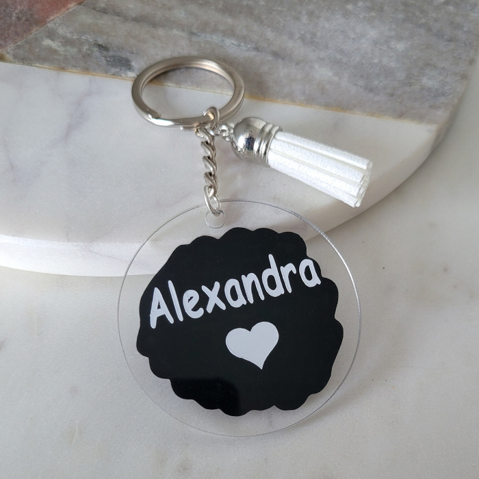 Breloc personalizat acrilic, cu nume inimiora si ciucuras alb, fundal negru [3]