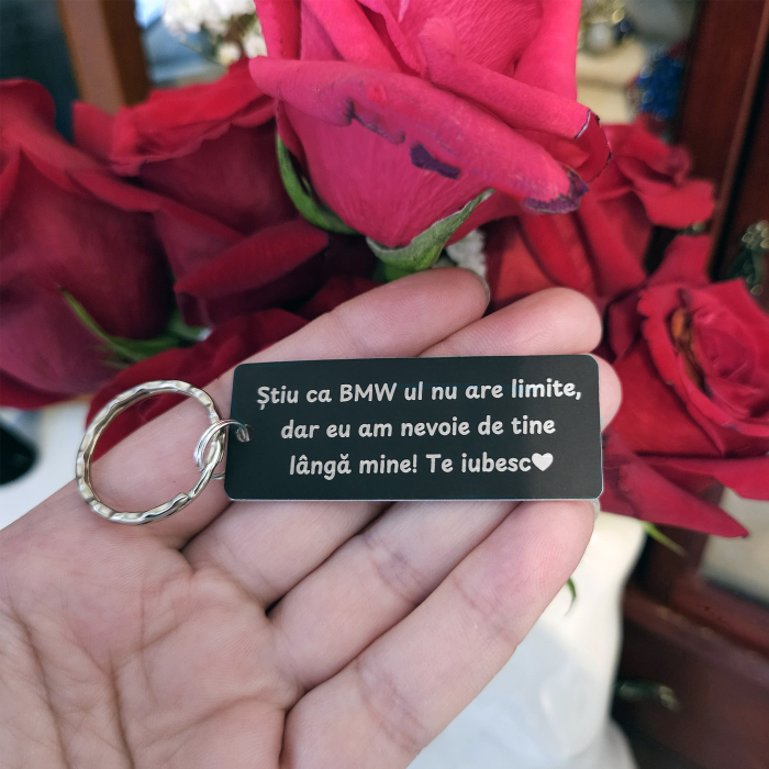 Breloc personalizat cu mesaj de dragoste pentru iubit, gravat pe plăcuță din aluminiu negru [7]