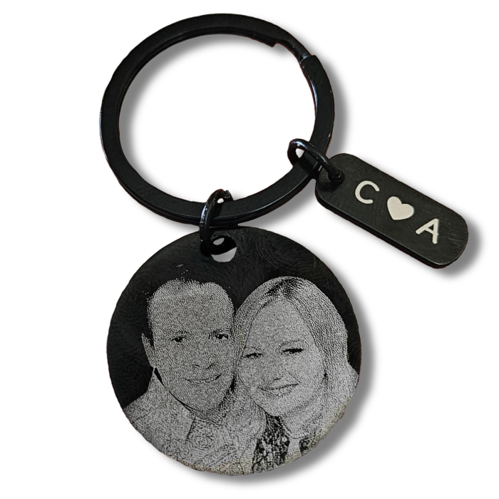 Breloc personalizat cu poza, din inox negru, gravat laser, pandant rotund 3 cm, initiale cu inimioara, cadou pentru cuplu, el si ea [4]