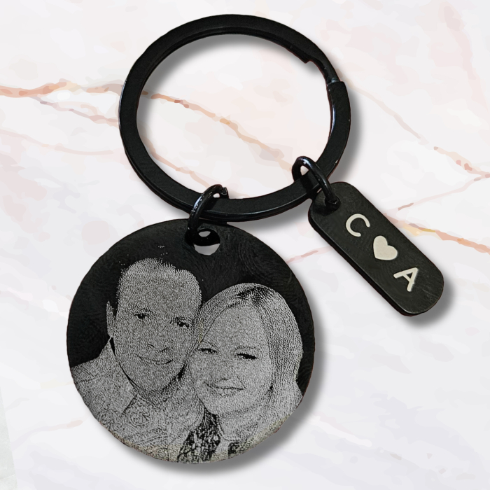 Breloc personalizat cu poza, din inox negru, gravat laser, pandant rotund 3 cm, initiale cu inimioara, cadou pentru cuplu, el si ea [3]