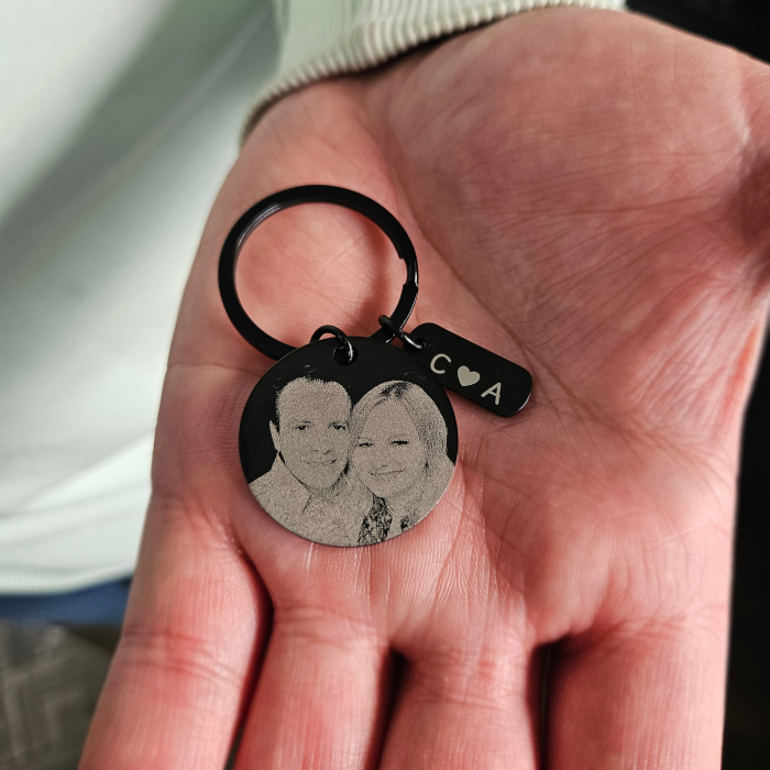 Breloc personalizat cu poza, din inox negru, gravat laser, pandant rotund 3 cm, initiale cu inimioara, cadou pentru cuplu, el si ea [2]