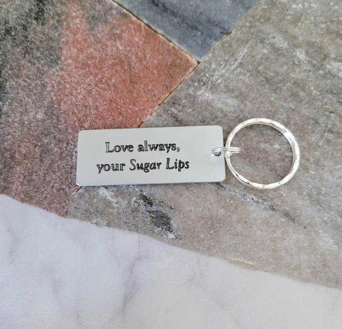 Breloc personalizat din aluminiu argintiu gravat cu “Thanks for all the orgasms”. Cadou sexy și amuzant pentru iubit, cu text personalizat pe spate. [3]