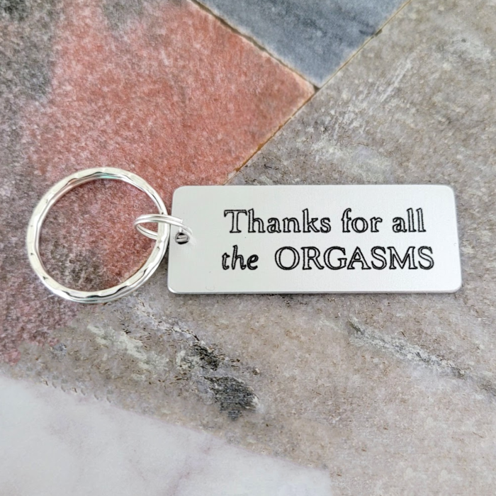 Breloc personalizat din aluminiu argintiu gravat cu “Thanks for all the orgasms”. Cadou sexy și amuzant pentru iubit, cu text personalizat pe spate. [1]