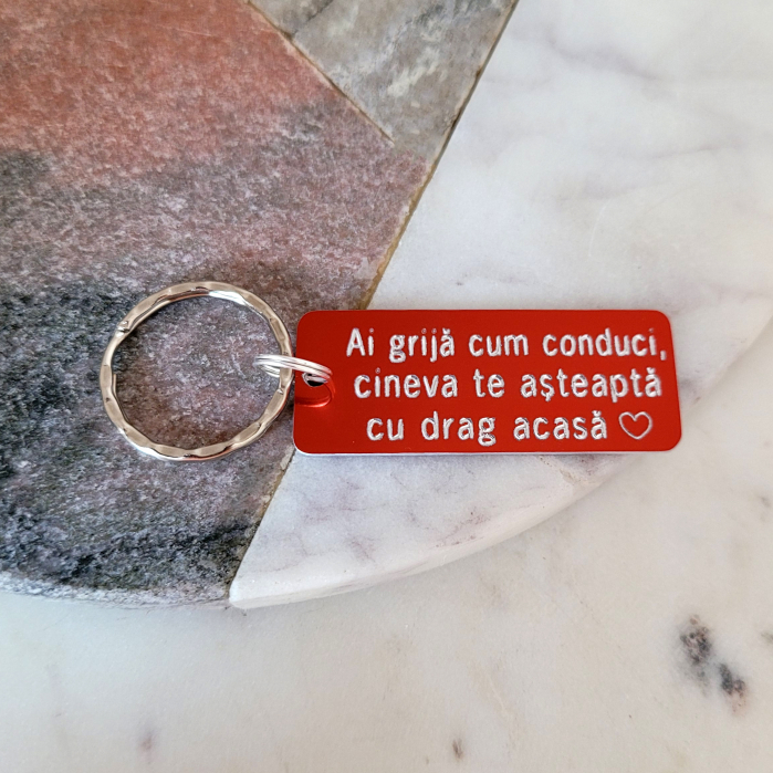 Breloc rosu, personalizat cu mesajul Ai grija cum conduci, am nevoie de tine [2]