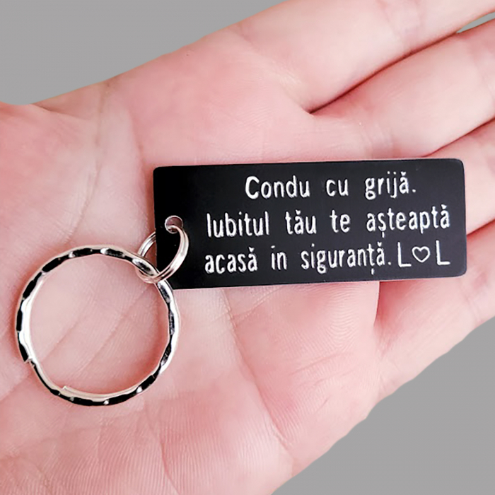 Breloc personalizat gravat cu mesajul Condu cu grija, cadou pentru cuplu [3]
