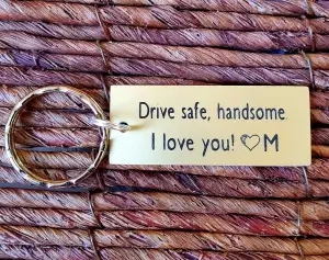 Breloc personalizat cu mesajul Drive safe handsome, gravat pe dreptunghi din aluminiu [3]