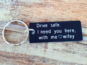Breloc personalizat cu mesajul Drive safe, I need you here with me, gravat pe dreptunghi din aluminiu [7]