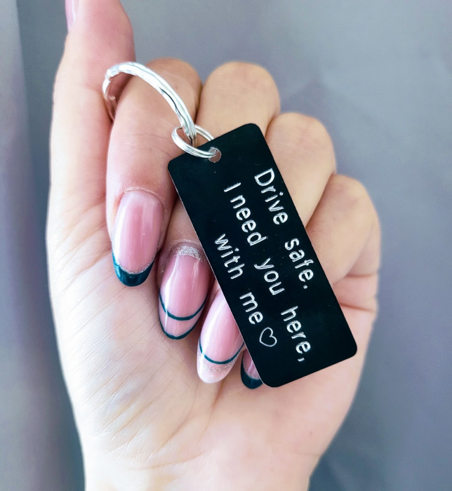 Breloc personalizat cu mesajul Drive safe, I need you here with me, gravat pe dreptunghi din aluminiu [5]