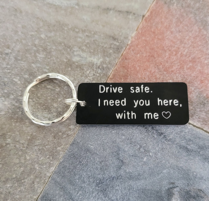 Breloc personalizat cu mesajul Drive safe, I need you here with me, gravat pe dreptunghi din aluminiu [2]