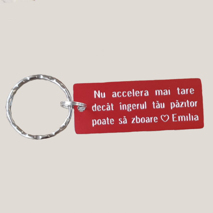 Breloc personalizat cu mesajul Nu accelera mai tare decat ingerul tau poate sa zboare, gravat pe dreptunghi din aluminiu rosu [2]