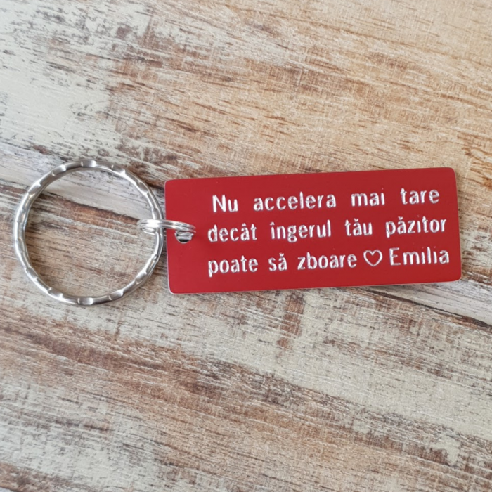 Breloc personalizat cu mesajul Nu accelera mai tare decat ingerul tau poate sa zboare, gravat pe dreptunghi din aluminiu rosu [4]