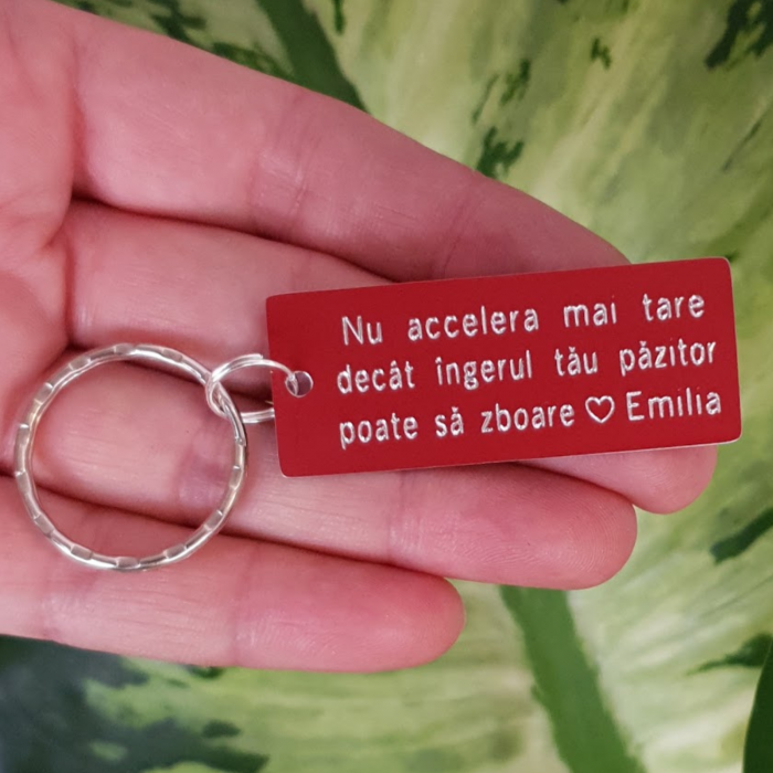 Breloc personalizat cu mesajul Nu accelera mai tare decat ingerul tau poate sa zboare, gravat pe dreptunghi din aluminiu rosu [3]