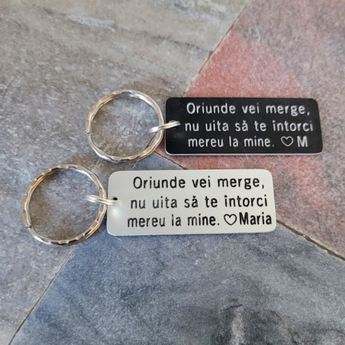 Breloc personalizat cu mesajul Oriunde vei merge, gravat pe dreptunghi din aluminiu negru [5]