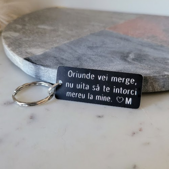 Breloc personalizat cu mesajul Oriunde vei merge, gravat pe dreptunghi din aluminiu negru [4]