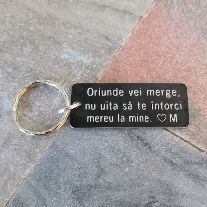 Breloc personalizat cu mesajul Oriunde vei merge, gravat pe dreptunghi din aluminiu negru [2]