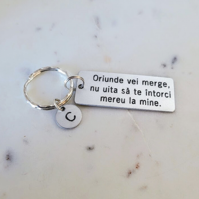 Breloc personalizat cu mesajul Oriunde vei merge, nu uita sa te intorci mereu la mine, gravat pe dreptunghi din aluminiu [2]