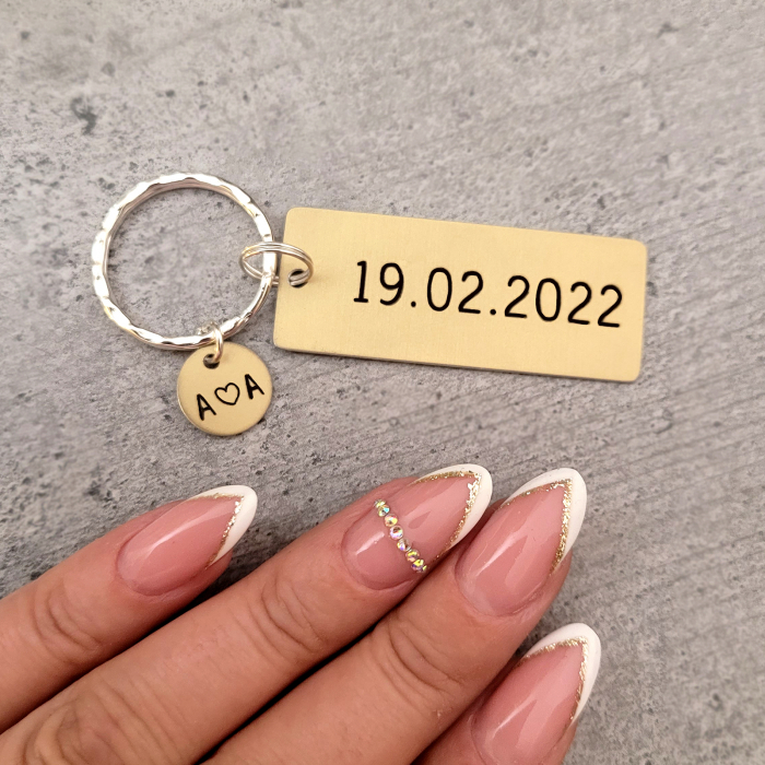 Breloc personalizat cu initiale si data, gravat pe aluminiu auriu, cadou pentru cuplu. [2]