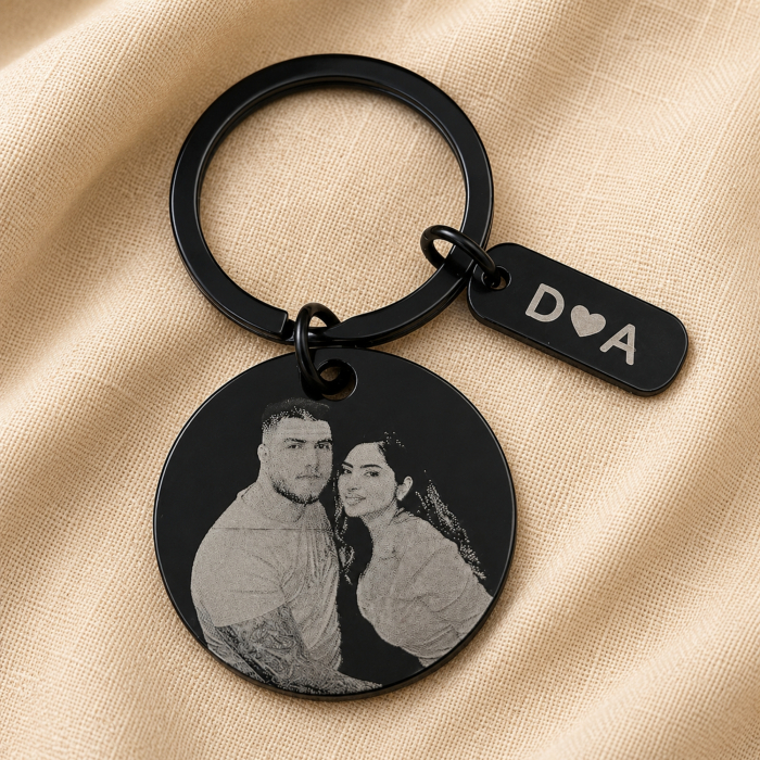 Breloc personalizat cu poza, din inox negru, gravat laser, pandant rotund 3 cm, initiale cu inimioara, cadou pentru cuplu, el si ea [3]