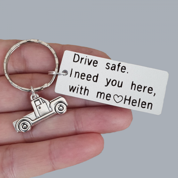 Breloc personalizat Drive safe, I need you here with me, gravat pe dreptunghi din aluminiu argintiu cu charm camioneta [2]