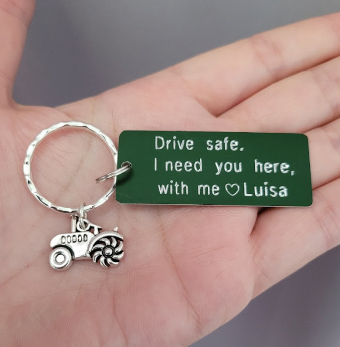 Breloc personalizat Drive safe, I need you here with me, gravat pe dreptunghi din aluminiu verde cu charm tractor [3]