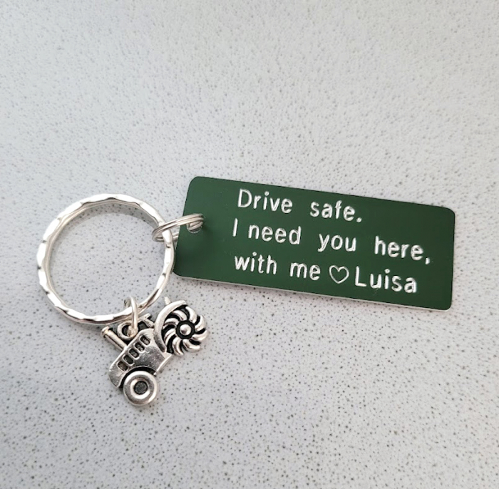 Breloc personalizat Drive safe, I need you here with me, gravat pe dreptunghi din aluminiu verde cu charm tractor [6]