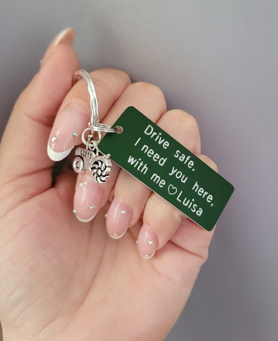 Breloc personalizat Drive safe, I need you here with me, gravat pe dreptunghi din aluminiu verde cu charm tractor [2]