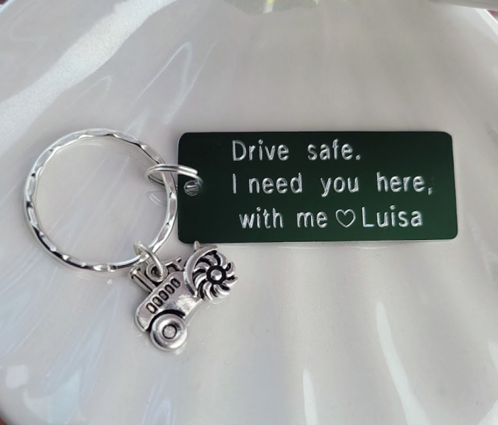 Breloc personalizat Drive safe, I need you here with me, gravat pe dreptunghi din aluminiu verde cu charm tractor [5]