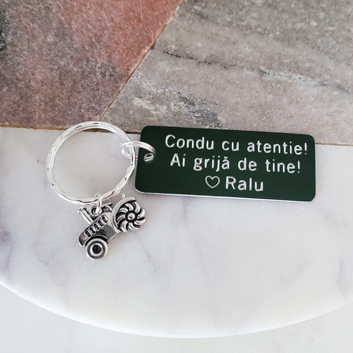 Breloc personalizat Condu cu grija, gravat pe dreptunghi din aluminiu verde cu charm tractor [2]