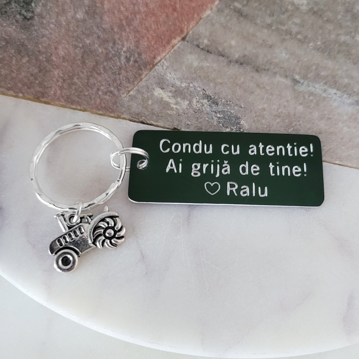 Breloc personalizat Condu cu grija, gravat pe dreptunghi din aluminiu verde cu charm tractor [3]