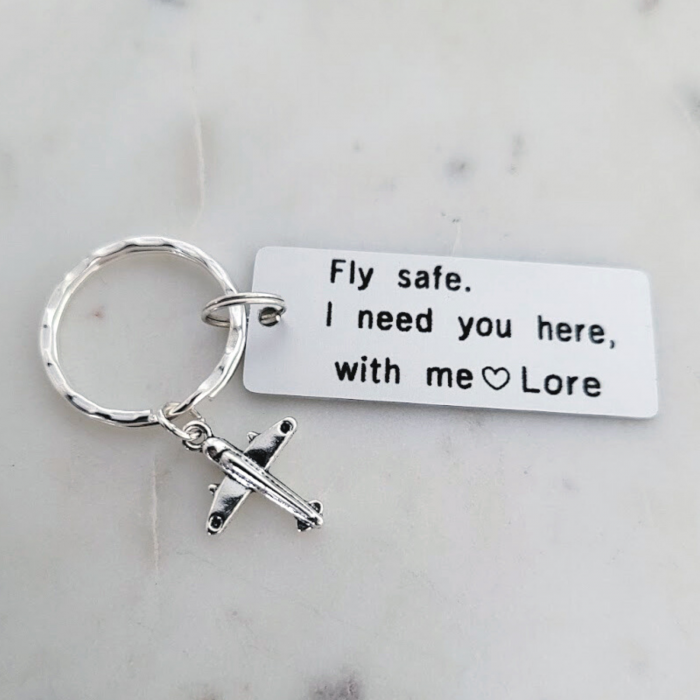 Breloc personalizat Fly safe, I need you here with me, gravat pe dreptunghi din aluminiu, cu charm avion [2]