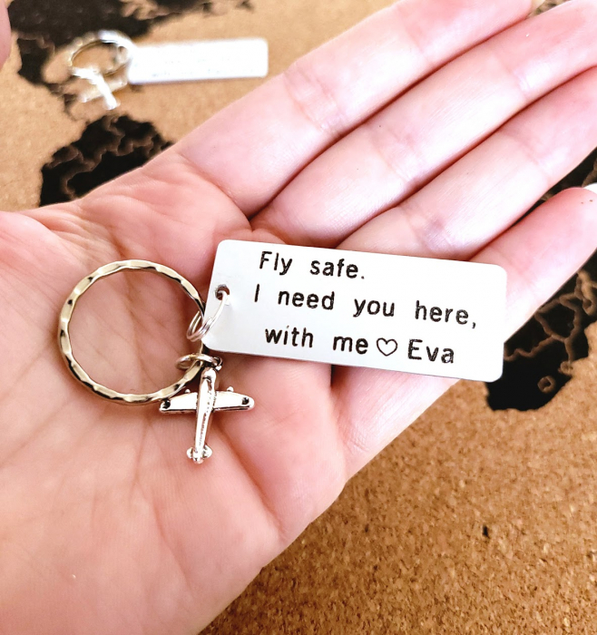 Breloc personalizat Fly safe, I need you here with me, gravat pe dreptunghi din aluminiu, cu charm avion [4]