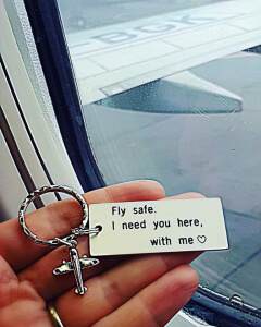 Breloc personalizat Fly safe, I need you here with me, gravat pe dreptunghi din aluminiu, cu charm avion [4]
