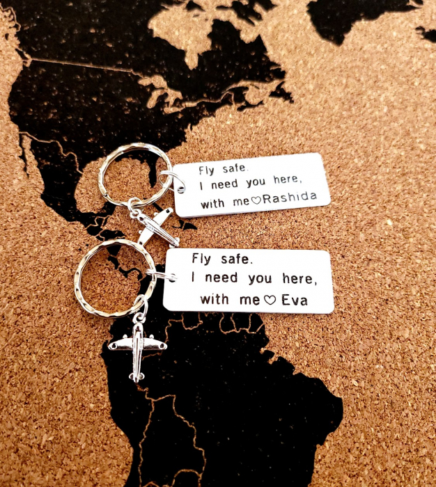 Breloc personalizat Fly safe, I need you here with me, gravat pe dreptunghi din aluminiu, cu charm avion [5]