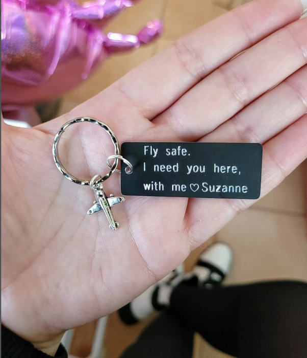 Breloc personalizat Fly safe, I need you here with me, gravat pe dreptunghi din aluminiu negru, cu charm avion [1]