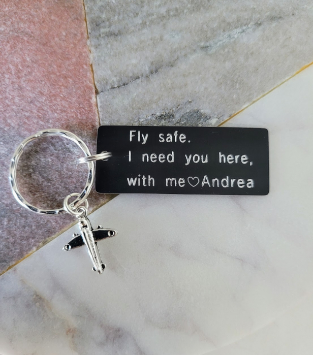Breloc personalizat Fly safe, I need you here with me, gravat pe dreptunghi din aluminiu negru, cu charm avion [2]