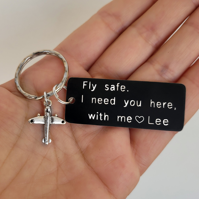 Breloc personalizat Fly safe, I need you here with me, gravat pe dreptunghi din aluminiu negru, cu charm avion [8]