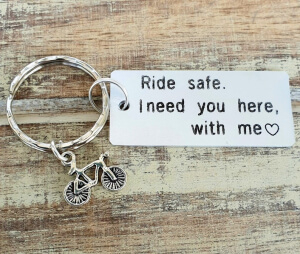 Breloc personalizat Ride safe, I need you here with me, gravat pe dreptunghi din aluminiu cu charm bicicleta [6]