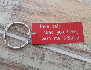 Breloc personalizat Ride safe, I need you here with me, gravat pe dreptunghi din aluminiu cu charm bicicleta [3]