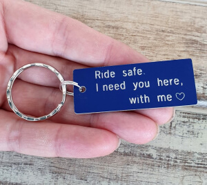 Breloc personalizat Ride safe, I need you here with me, gravat pe dreptunghi din aluminiu cu charm bicicleta [8]