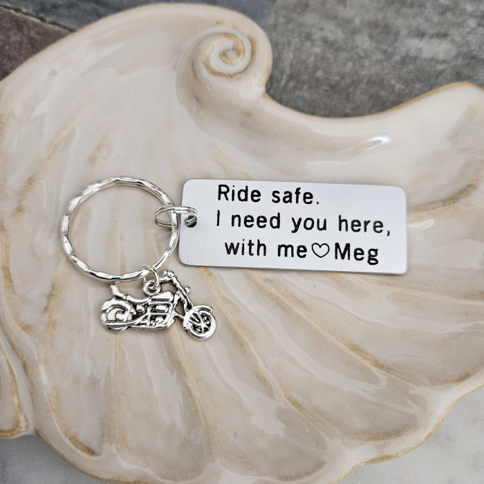 Breloc personalizat Ride safe, I need you here with me, gravat pe dreptunghi din aluminiu cu charm motocicleta  [2]