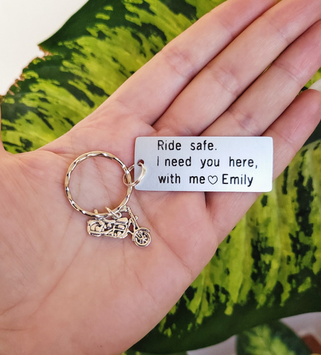 Breloc personalizat Ride safe, I need you here with me, gravat pe dreptunghi din aluminiu cu charm motocicleta  [2]