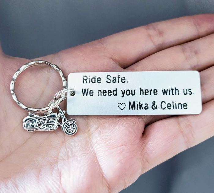 Breloc personalizat Ride safe, I need you here with me, gravat pe dreptunghi din aluminiu cu charm motocicleta  [6]