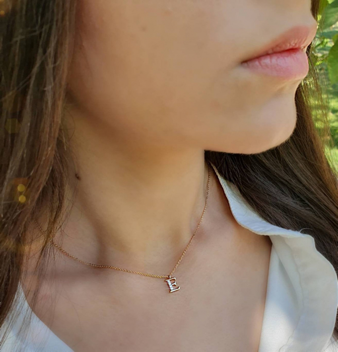 Colier placat cu aur, cu pandant initiala decorata cu cristale Cubic Zirconia [7]