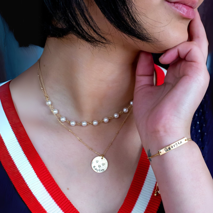 Colier personalizat Girl Boss cu bănuț placat cu aur, gravat cu nume sau cuvânt la alegere. Bijuterie unică, cadou elegant pentru femei. [2]