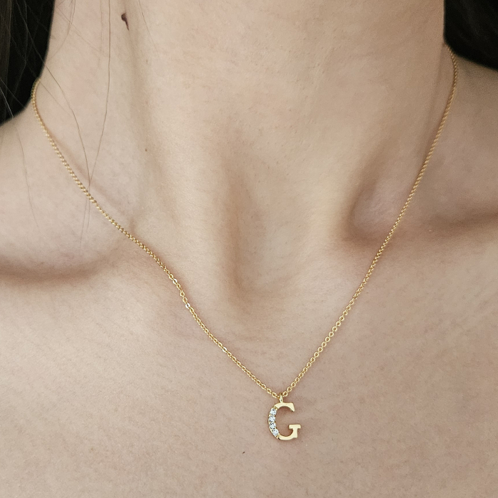 Colier placat cu aur, cu pandant initiala decorata cu cristale Cubic Zirconia [4]