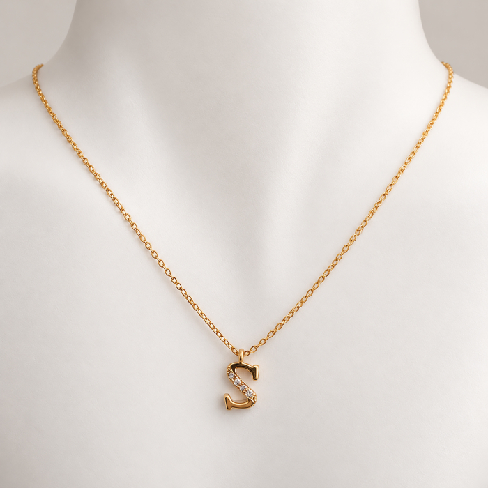 Colier placat cu aur, cu pandant initiala decorata cu cristale Cubic Zirconia [4]