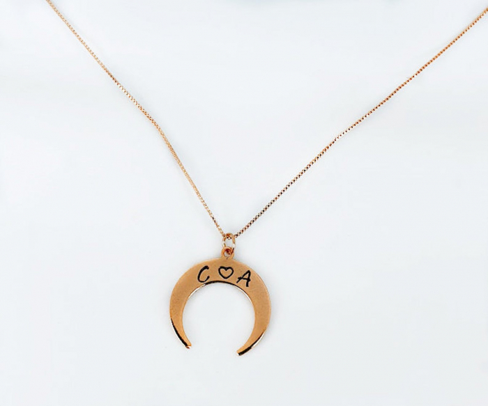 Colier placat cu aur cu pandant semiluna gravata cu initiale, personalizat [8]