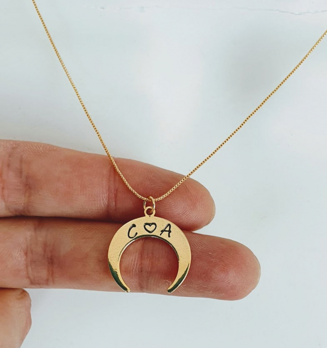 Colier placat cu aur cu pandant semiluna gravata cu initiale, personalizat [7]