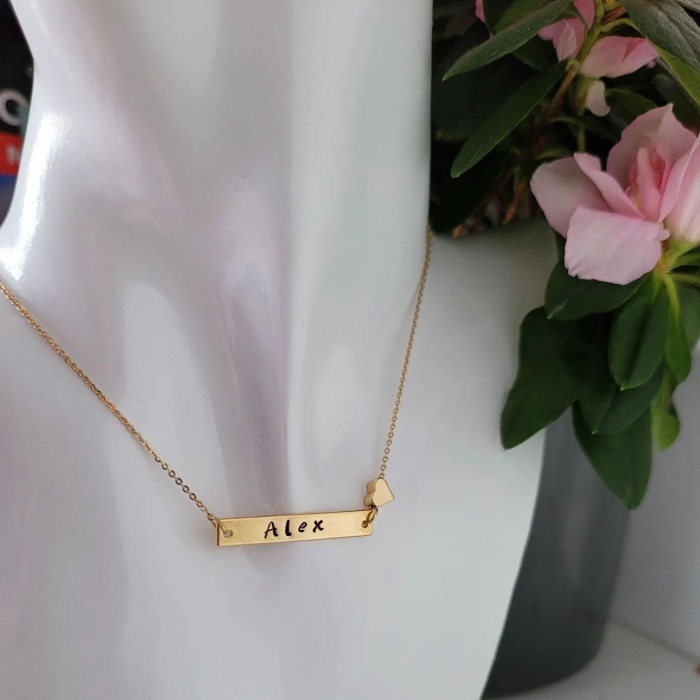 Colier placat cu aur cu pandant dreptunghiular personalizat prin gravură cu nume și charm inimioară, cu lănțișor fin - Cadoul perfect pentru cei dragi [8]
