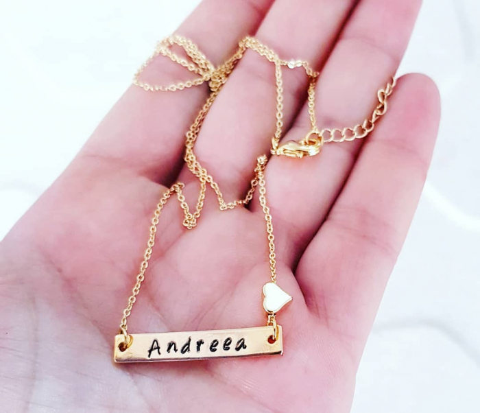 Colier placat cu aur cu pandant dreptunghiular personalizat prin gravură cu nume și charm inimioară, cu lănțișor fin - Cadoul perfect pentru cei dragi [9]